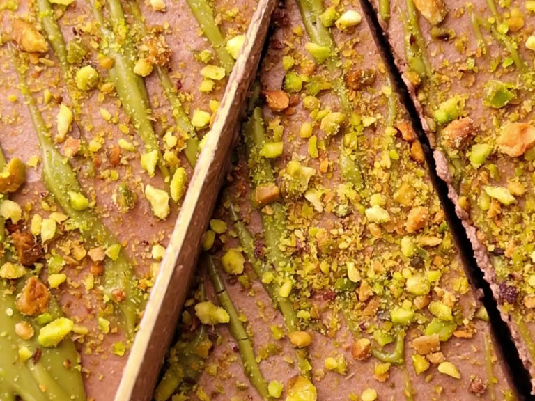 Chocolate cheesecake with crunchy pistachios